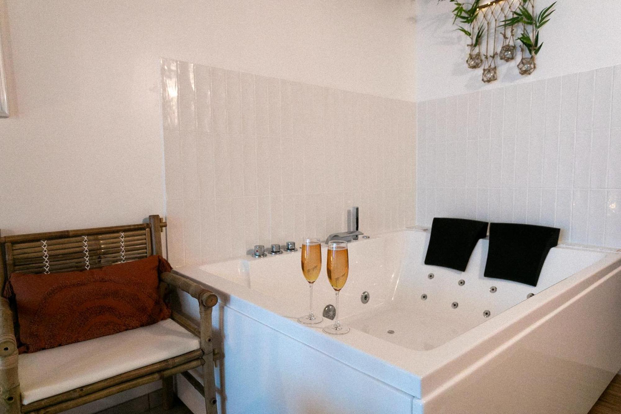 Bali Serenity Balneo Et Lit Rond Lagnieu Eksteriør billede