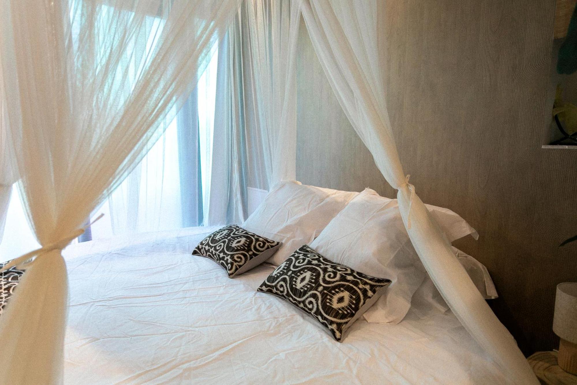 Bali Serenity Balneo Et Lit Rond Lagnieu Eksteriør billede